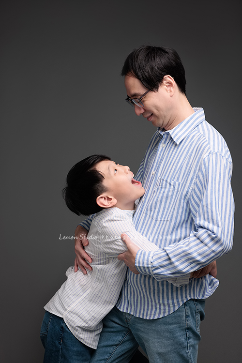 9歲的哥哥＆2歲半的芷寧和爸拔媽麻一起來拍全家福，2歲半的芷寧非常活潑可愛，也拍了很多她個人的寶寶寫真照！這張是哥哥和爸拔在撒嬌的相片！