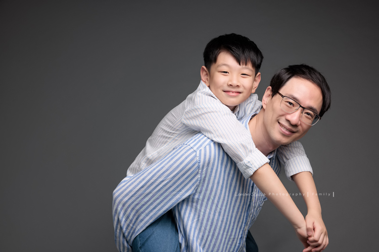 9歲的哥哥＆2歲半的芷寧和爸拔媽麻一起來拍全家福，2歲半的芷寧非常活潑可愛，也拍了很多她個人的寶寶寫真照！這張是爸拔和哥哥的合照！