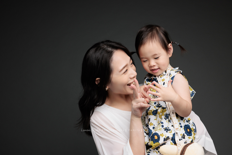 9歲的哥哥＆2歲半的芷寧和爸拔媽麻一起來拍全家福，2歲半的芷寧非常活潑可愛，也拍了很多她個人的寶寶寫真照！這張是媽麻和寧可愛的互動！