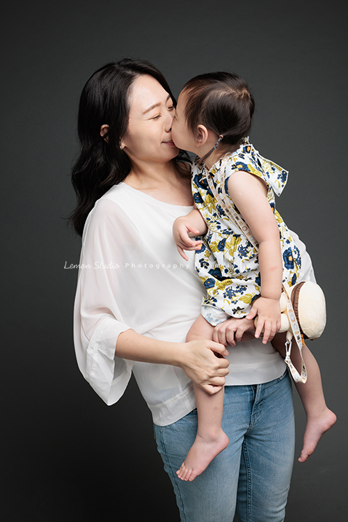 9歲的哥哥＆2歲半的芷寧和爸拔媽麻一起來拍全家福，2歲半的芷寧非常活潑可愛，也拍了很多她個人的寶寶寫真照！這張是寧寧正在親親媽麻！