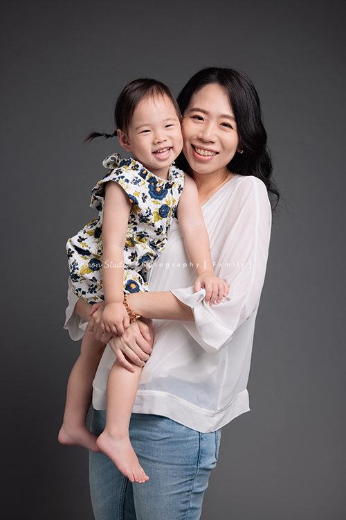 9歲的哥哥＆2歲半的芷寧和爸拔媽麻一起來拍全家福，2歲半的芷寧非常活潑可愛，也拍了很多她個人的寶寶寫真照！這張是寧寧和媽麻的合照！