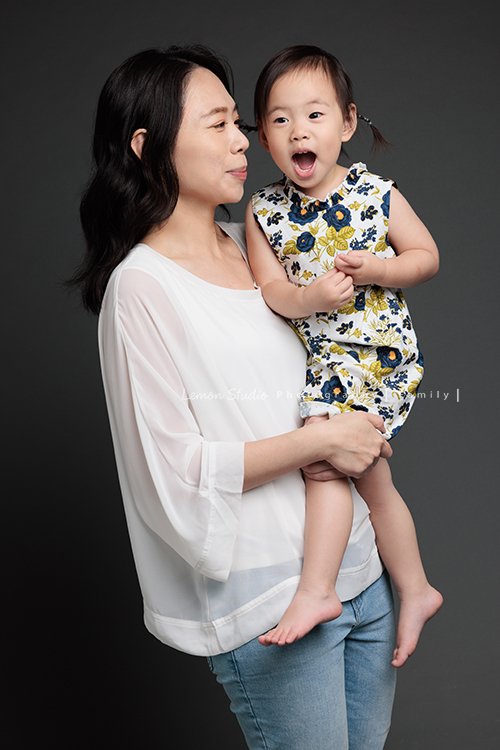 9歲的哥哥＆2歲半的芷寧和爸拔媽麻一起來拍全家福，2歲半的芷寧非常活潑可愛，也拍了很多她個人的寶寶寫真照！這張是寧寧在媽麻身上玩得正開心的樣子！