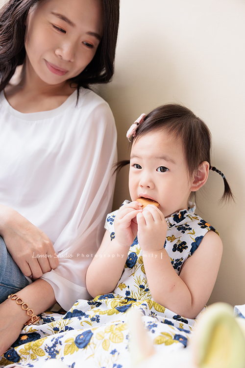 9歲的哥哥＆2歲半的芷寧和爸拔媽麻一起來拍全家福，2歲半的芷寧非常活潑可愛，也拍了很多她個人的寶寶寫真照！這張相片拍攝時，寧寧正在吃餅乾，拍到寧寧咬下去可愛的瞬間模樣！