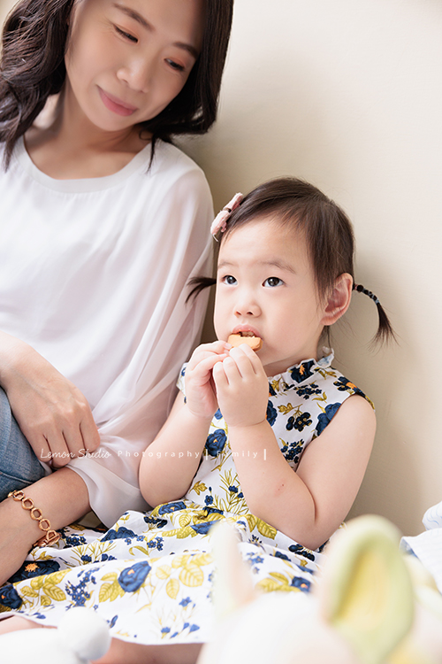 9歲的哥哥＆2歲半的芷寧和爸拔媽麻一起來拍全家福，2歲半的芷寧非常活潑可愛，也拍了很多她個人的寶寶寫真照！這張相片拍攝時，寧寧正在吃餅乾！