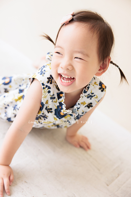 9歲的哥哥＆2歲半的芷寧和爸拔媽麻一起來拍全家福，2歲半的芷寧非常活潑可愛，也拍了很多她個人的寶寶寫真照！這張是寧寧在地上玩耍的相片！