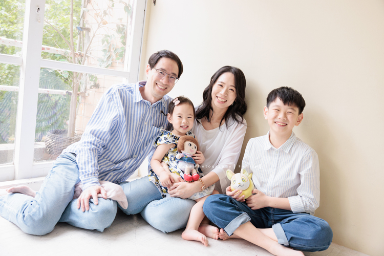 9歲的哥哥＆2歲半的芷寧和爸拔媽麻一起來拍全家福，2歲半的芷寧非常活潑可愛，也拍了很多她個人的寶寶寫真照！這張是一家四口美麗的全家福！