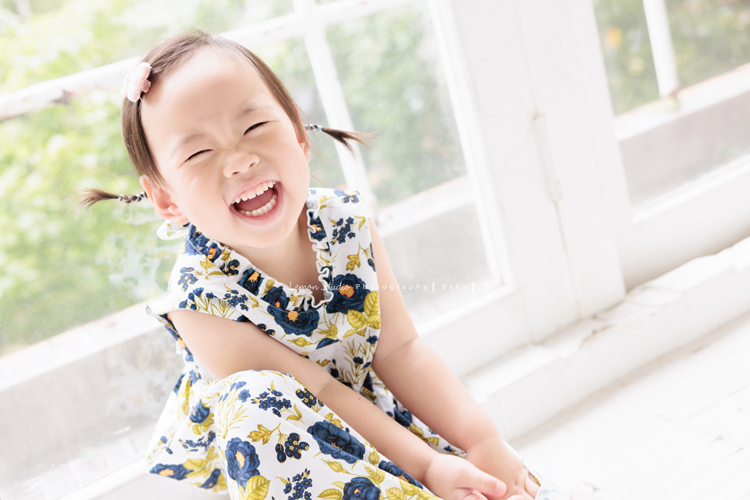 9歲的哥哥＆2歲半的芷寧和爸拔媽麻一起來拍全家福，2歲半的芷寧非常活潑可愛，也拍了很多她個人的寶寶寫真照！這張是寧笑得很開心的寶寶照！