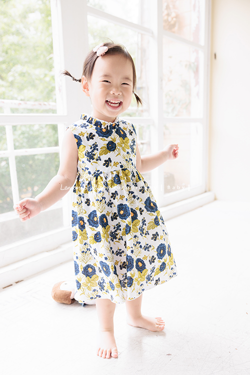 9歲的哥哥＆2歲半的芷寧和爸拔媽麻一起來拍全家福，2歲半的芷寧非常活潑可愛，這張是寧在玩耍時拍下的寶寶寫真照！