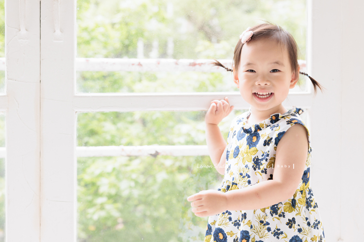 9歲的哥哥＆2歲半的芷寧和爸拔媽麻一起來拍全家福，2歲半的芷寧非常活潑可愛，也拍了很多她個人的寶寶寫真照！這張是芷寧的個人寶寶寫真！芷寧的笑容超可愛的！