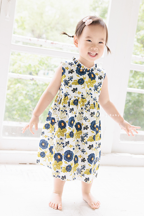 9歲的哥哥＆2歲半的芷寧和爸拔媽麻一起來拍全家福，2歲半的芷寧非常活潑可愛！這張是可愛的寧的全身寶寶寫真照！