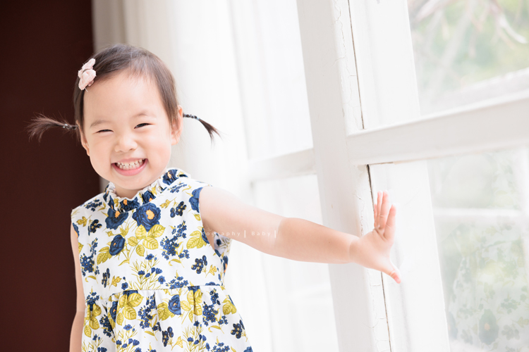 9歲的哥哥＆2歲半的芷寧和爸拔媽麻一起來拍全家福，2歲半的芷寧非常活潑可愛！這張是寧笑得很燦爛的個人寶寶寫真照！