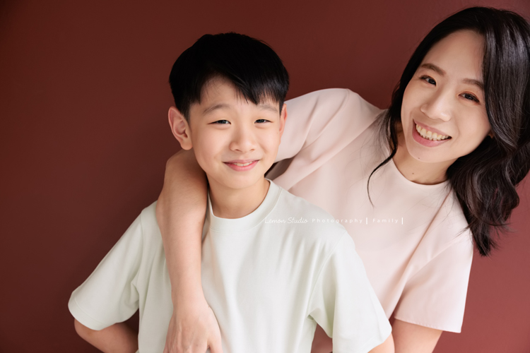 9歲的哥哥＆2歲半的芷寧和爸拔媽麻一起來拍全家福，2歲半的芷寧非常活潑可愛，也拍了很多她個人的寶寶寫真照！這張是媽麻和哥哥的可愛合照！