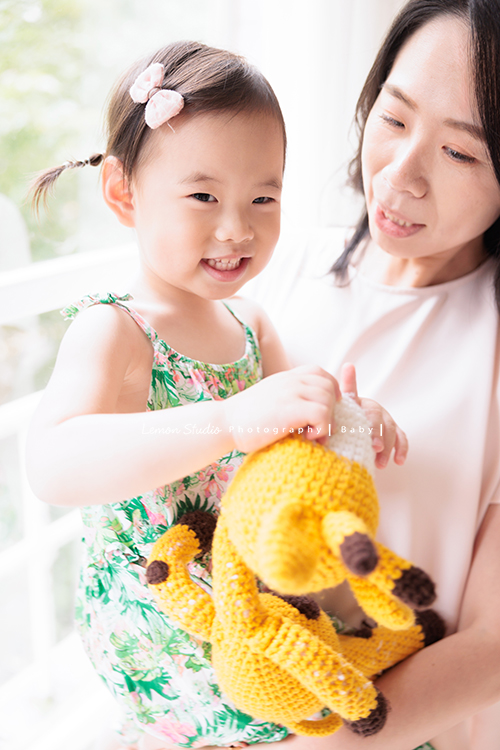 9歲的哥哥＆2歲半的芷寧和爸拔媽麻一起來拍全家福，2歲半的芷寧非常活潑可愛，也拍了很多她個人的寶寶寫真照！這張是媽麻正在和寧說話、寧寧正在玩手上的玩偶的相片！