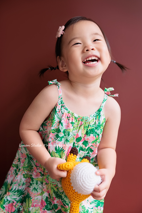 9歲的哥哥＆2歲半的芷寧和爸拔媽麻一起來拍全家福，2歲半的芷寧非常活潑可愛，也拍了很多她個人的寶寶寫真照！這張是寧換上綠色夏天小洋裝的個人照！