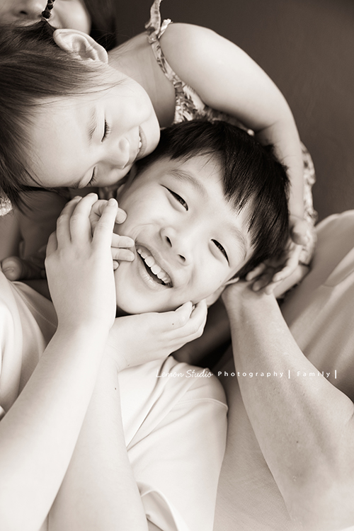 9歲的哥哥＆2歲半的芷寧和爸拔媽麻一起來拍全家福，2歲半的芷寧非常活潑可愛，也拍了很多她個人的寶寶寫真照！這張是芷寧和哥哥的互動，兩人超級可愛的！