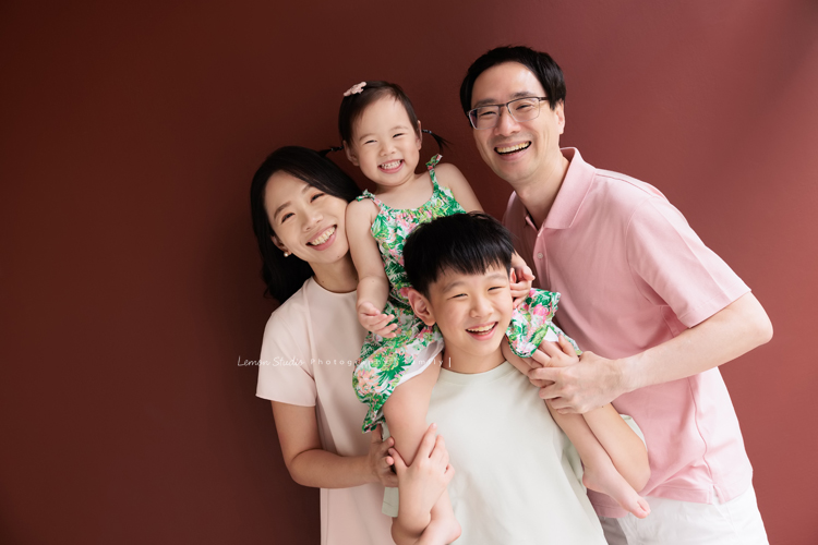 9歲的哥哥＆2歲半的芷寧和爸拔媽麻一起來拍全家福，2歲半的芷寧非常活潑可愛！這張是可可愛愛的一家四口的全家福！
