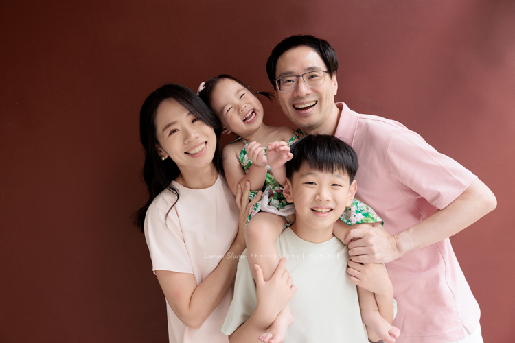 9歲的哥哥＆2歲半的芷寧和爸拔媽麻一起來拍全家福，2歲半的芷寧非常活潑可愛！這張是可可愛愛的一家四口的全家福系列第二張之寧笑得太開心了！