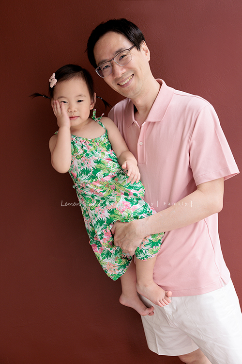 9歲的哥哥＆2歲半的芷寧和爸拔媽麻一起來拍全家福，2歲半的芷寧非常活潑可愛！這張是爸爸和可愛的寧的合照！