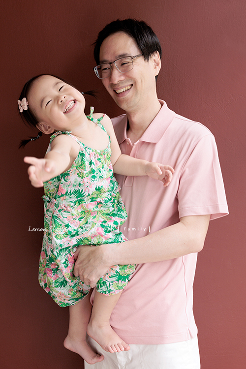 9歲的哥哥＆2歲半的芷寧和爸拔媽麻一起來拍全家福，2歲半的芷寧非常活潑可愛！這張是爸拔和正在玩耍的寧的合照！