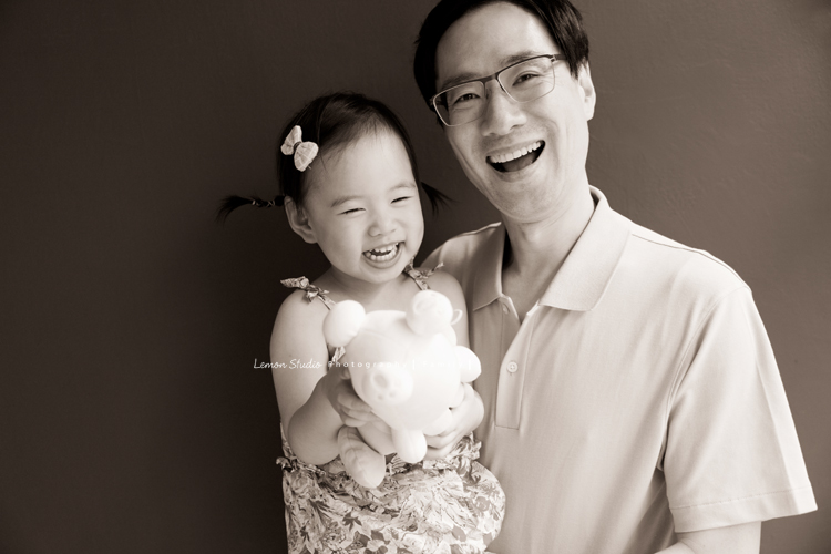 9歲的哥哥＆2歲半的芷寧和爸拔媽麻一起來拍全家福，2歲半的芷寧非常活潑可愛！這張是爸拔和寧的互動合照，看得出來爸爸很愛寧寧！