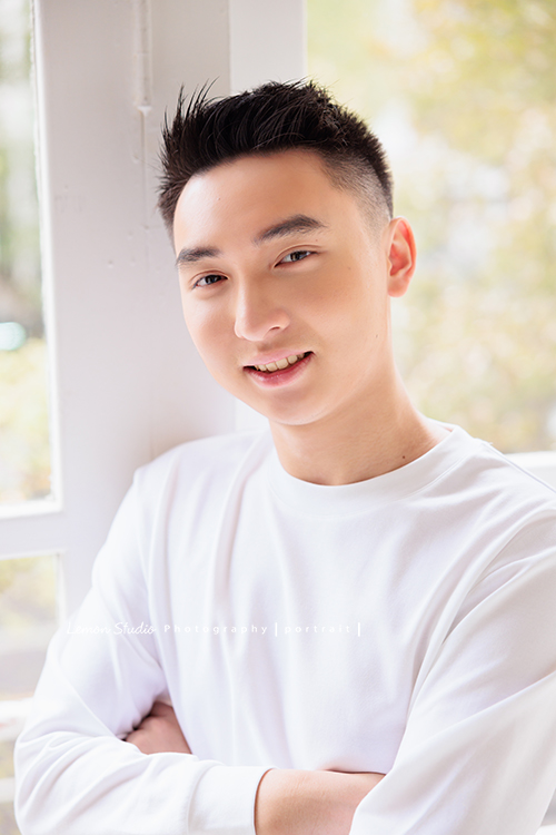 子驁的18歲個人寫真，很喜歡這一系列子驁的相片，很自然很美好地紀錄這一時刻屬於他的樣子，不複雜、不AI、不濾鏡，這張是子驁看著鏡頭笑的相片！很自然很好看的笑容！