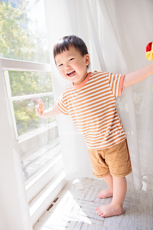 TK爸拔一家從新竹來拍照，TK爸拔說是朋友大力介紹的，超可愛的寶寶兩歲多，這張是寶寶在窗邊跟攝影師黎爸玩的很開心、笑得很燦爛的相片！