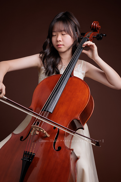 奕君帶著大提琴來拍音樂會的相片，每一張都好美啊！這張是奕君閉著眼睛正在拉琴的樣子！奕君很享受在拉琴的當下！
