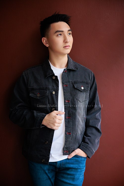 子驁的18歲個人寫真，很喜歡這一系列子驁的相片，很自然很美好地紀錄這一時刻屬於他的樣子，不複雜、不AI、不濾鏡，這張是子驁沒有看鏡頭的一張相片！