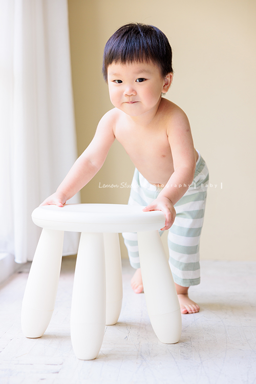 TK爸拔一家從新竹來拍照，TK爸拔說是朋友大力介紹的，超可愛的寶寶兩歲多，這張是寶寶正推玩著椅子的可愛相片！