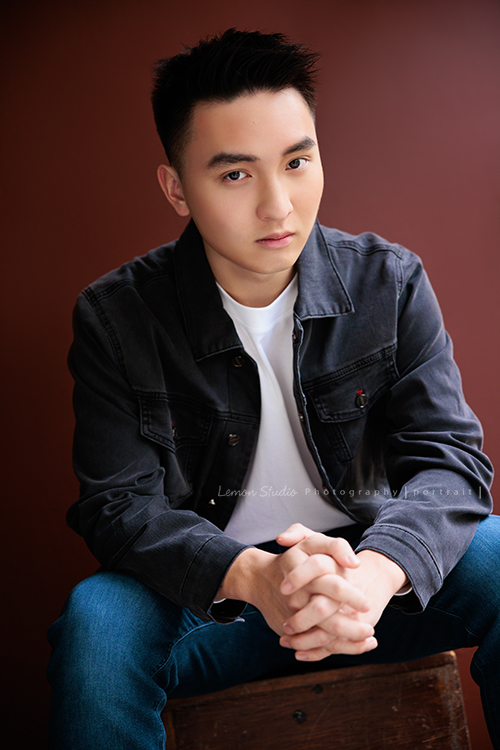 子驁的18歲個人寫真，很喜歡這一系列子驁的相片，很自然很美好地紀錄這一時刻屬於他的樣子，不複雜、不AI、不濾鏡，這張是子驁酷酷地看著鏡頭！