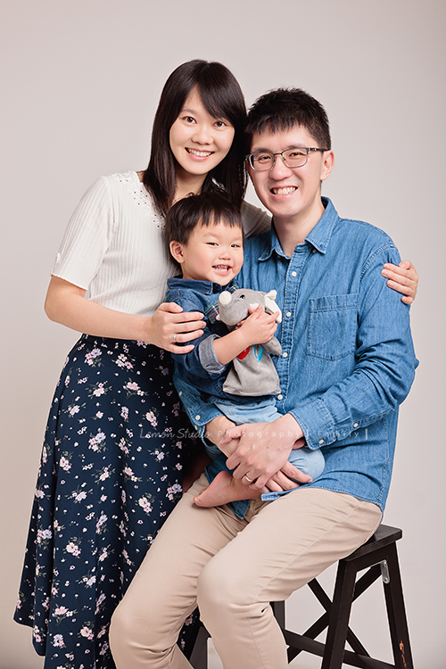 TK爸拔一家從新竹來拍照，TK爸拔說是朋友大力介紹的，超可愛的寶寶兩歲多，這張是一家三口的全家福！