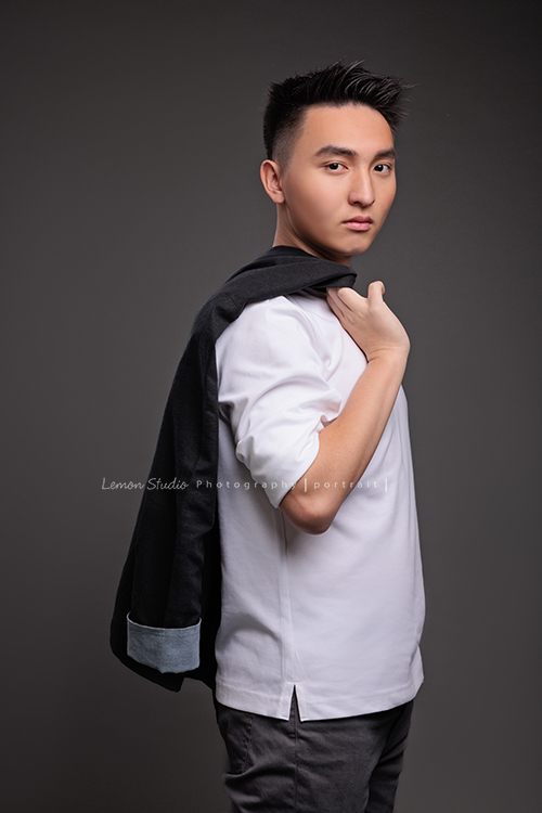 子驁的18歲個人寫真，很喜歡這一系列子驁的相片，很自然很美好地紀錄這一時刻屬於他的樣子，不複雜、不AI、不濾鏡，這張是酷酷地帥氣的子驁！