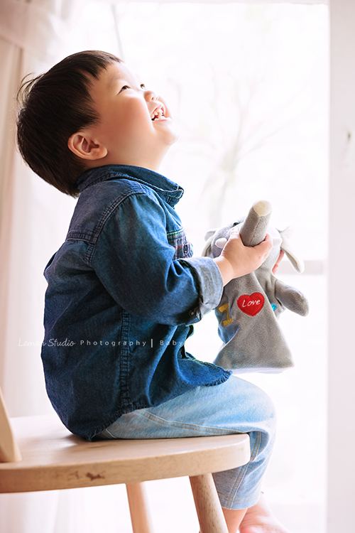 TK爸拔一家從新竹來拍照，TK爸拔說是朋友大力介紹的，超可愛的寶寶兩歲多，這張是寶寶看著天空、笑得超可愛的相片！