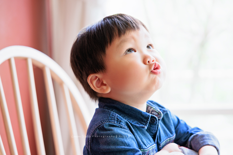 TK爸拔一家從新竹來拍照，TK爸拔說是朋友大力介紹的，超可愛的寶寶兩歲多，這張是寶寶嘟嘴巴超可愛的相片！
