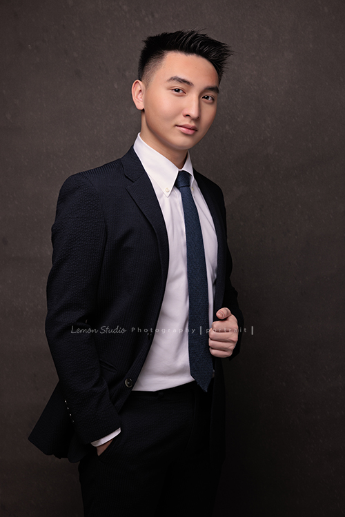 子驁的18歲個人寫真，很喜歡這一系列子驁的相片，很自然很美好地紀錄這一時刻屬於他的樣子，不複雜、不AI、不濾鏡，這張是子驁穿上西裝擺出帥氣的pose的相片！