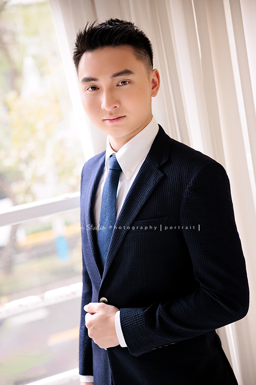 子驁的18歲個人寫真，很喜歡這一系列子驁的相片，很自然很美好地紀錄這一時刻屬於他的樣子，不複雜、不AI、不濾鏡，這張是穿上西裝的子驁！