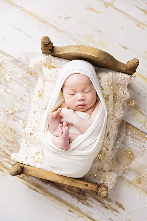 Fiamma一家第二次來拍照，這次是可愛的妹妹的新生兒寫真，這張是二寶包在白色的布裡的新生兒寶寶寫真照！