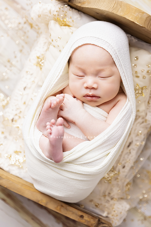 Fiamma一家第二次來拍照，這次是可愛的妹妹的新生兒寫真，這張是寶寶包在白色布裡的近照，小腳丫也太可愛了！