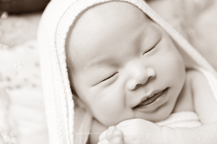 Fiamma一家第二次來拍照，這次是可愛的妹妹的新生兒寫真，這張是寶寶在夢裡偷笑超可愛甜美的相片！