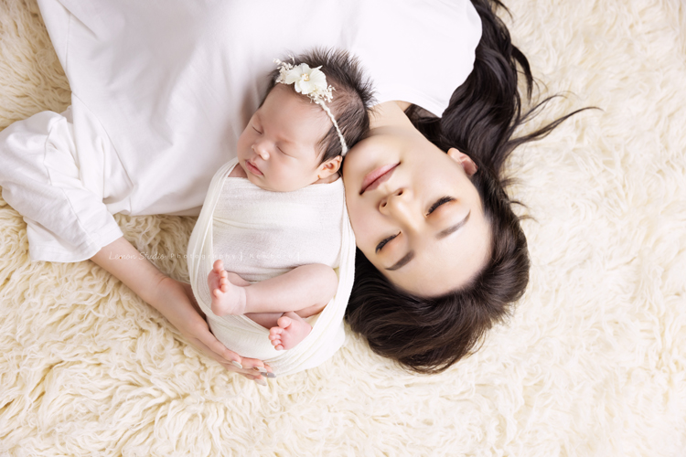 Fiamma一家第二次來拍照，這次是可愛的妹妹的新生兒寫真，這張是美麗的Fiamma媽麻躺在寶寶旁的相片！好美的一張相片！
