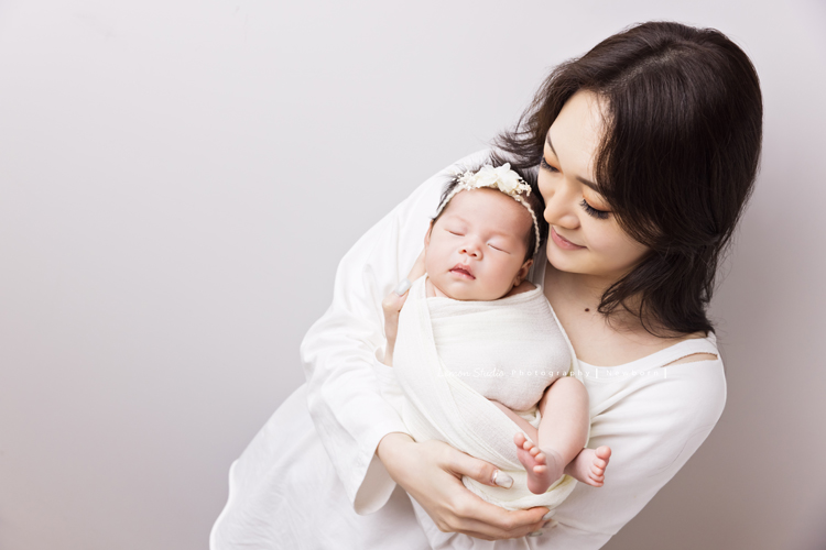 Fiamma一家第二次來拍照，這次是可愛的妹妹的新生兒寫真，這張是美麗的Fiamma媽麻抱著寶寶的兩人合照！