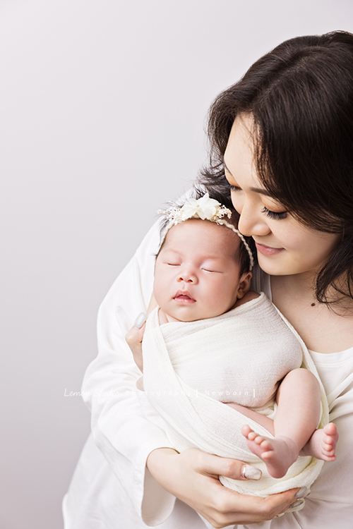 Fiamma一家第二次來拍照，這次是可愛的妹妹的新生兒寫真，這張是媽麻抱著可愛的二寶的相片！