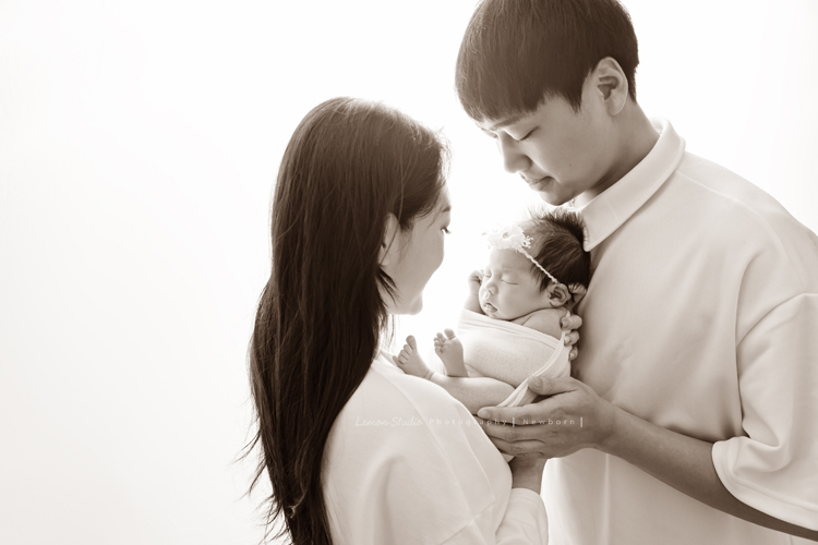 Fiamma一家第二次來拍照，這次是可愛的妹妹的新生兒寫真，這張是爸拔媽麻抱著二寶的黑白相片！