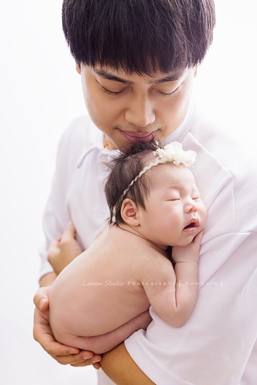 Fiamma一家第二次來拍照，這次是可愛的妹妹的新生兒寫真，這張是爸拔抱著二寶妹妹的相片！