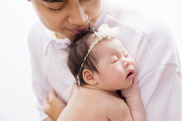 Fiamma一家第二次來拍照，這次是可愛的妹妹的新生兒寫真，這張是可愛的二寶趴在爸拔身上睡著的可愛模樣！