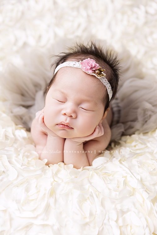 Fiamma一家第二次來拍照，這次是可愛的妹妹的新生兒寫真，這張是寶寶穿著澎澎裙趴著拖著頭的可愛相片！