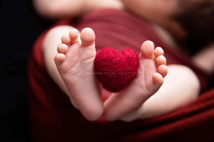 Fiamma一家第二次來拍照，這次是可愛的妹妹的新生兒寫真，這張是寶寶可愛的小腳丫中間夾了愛心的球！
