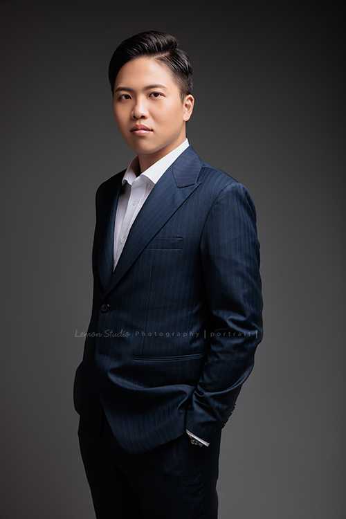 圓璽不動產團隊的展浩及Ali來拍形象照！帥氣又有自信的兩人分別挑選了幾張個人專業形象照、要放在不同的地方使用！這張是Ali很沈穩地看著鏡頭的形象照！