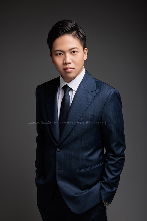 圓璽不動產團隊的展浩及Ali來拍形象照！帥氣又有自信的兩人分別挑選了幾張個人專業形象照、要放在不同的地方使用！這張是Ali很酷地看著鏡頭的形象照！