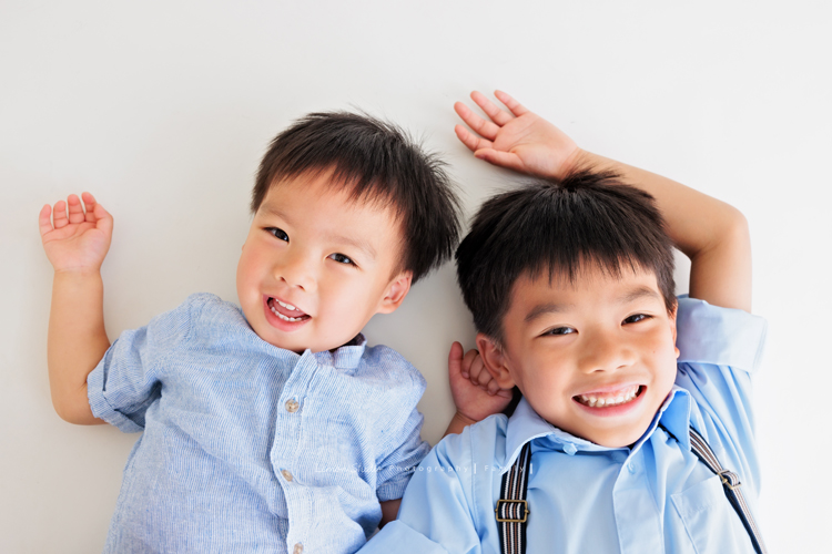 馨璐媽麻一家第三次來拍照，這次也是回台灣時抽空來拍照，今年哥哥七歲了、弟弟兩歲！這張是哥哥和弟弟躺在地上的可愛合照！